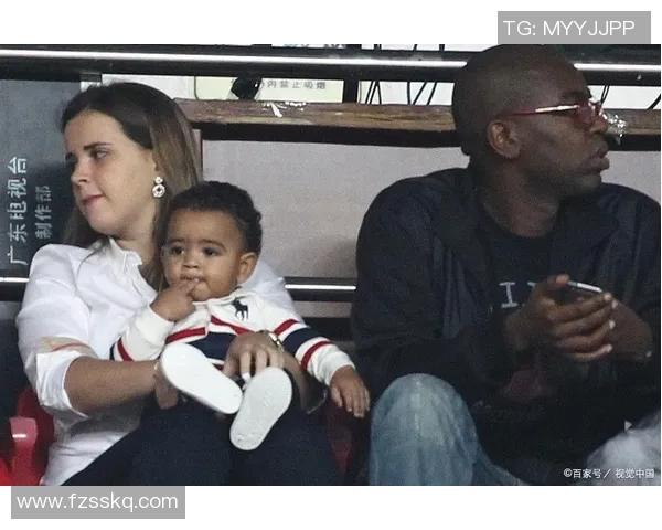 法国黑人足球明星夫人展现优雅风采与家庭幸福生活的真实写照 法国黑人足球明星夫人展现优雅风采与家庭幸福生活的真实写照